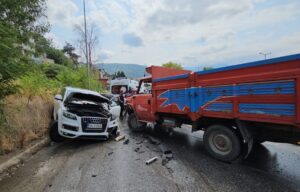 SAKARYA (AA) – Sakarya'nın Sapanca ilçesinde kamyonet ile SUV tipi