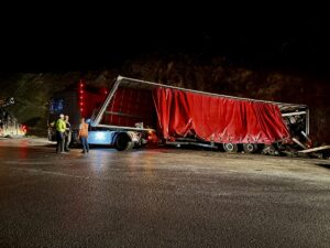 SAMSUN (AA) – Samsun'un Kavak ilçesinde şarampole devrilen hurda yüklü