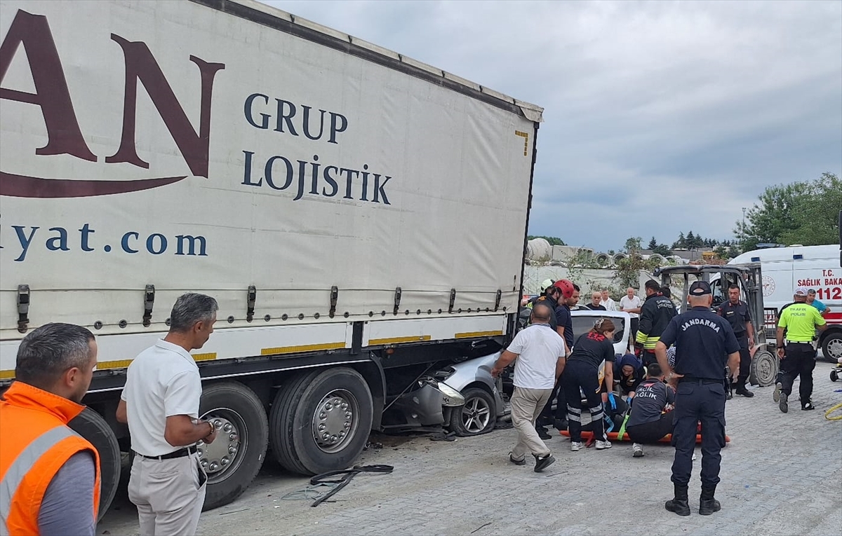 Samsun'da çekiciye bağlı römorka çarpan otomobildeki 1 kişi öldü, 3 kişi yaralandı