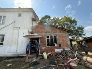 - Dumandan etkilenen 3 kişi hastaneye kaldırıldı