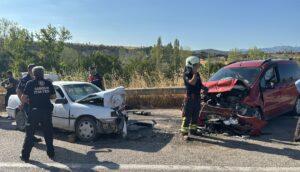 SAMSUN (AA) – Samsun'un Vezirköprü ilçesinde iki otomobilin çarpışması sonucu