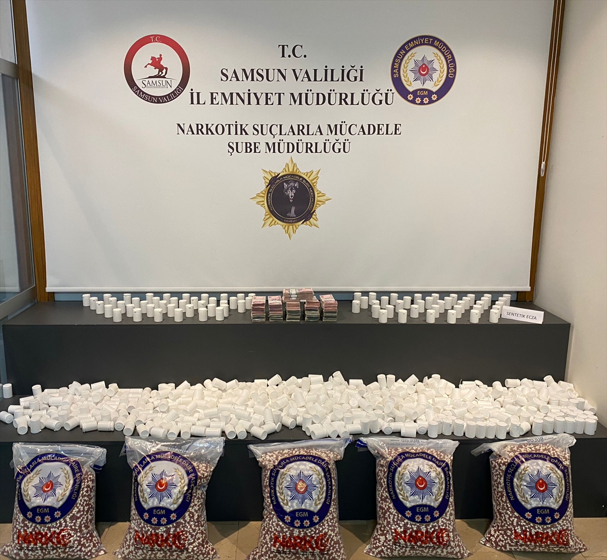 Samsun'da karpuz yüklü kamyonette 110 bin uyuşturucu hap ve para ele geçirildi