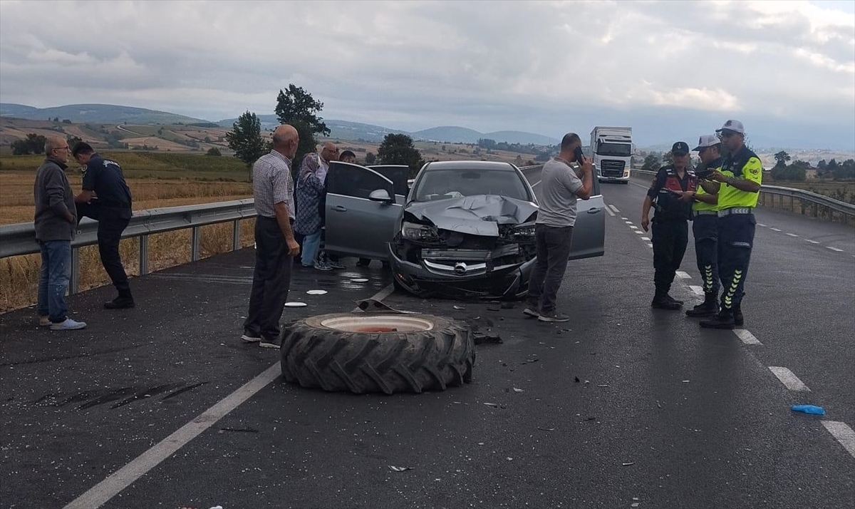 Samsun'da traktör ile otomobilin çarpıştığı kazada 4 kişi yaralandı