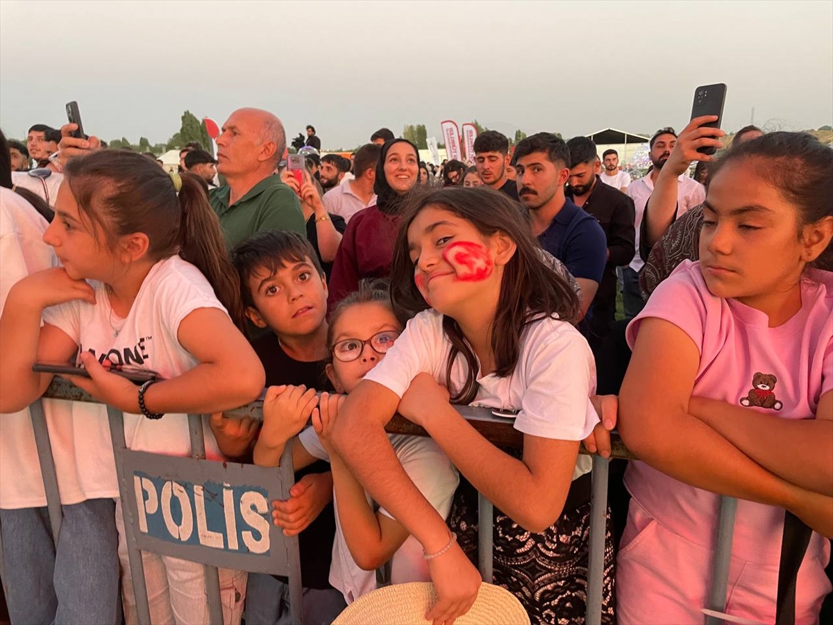 Sanatçı İsmail Altunsaray Malazgirt'te konser verdi