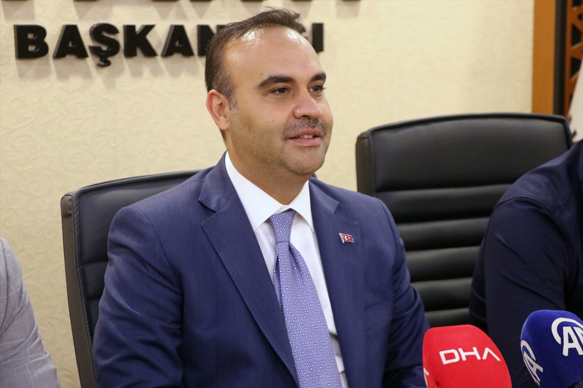 Sanayi ve Teknoloji Bakanı Kacır, Rize'de AK Parti İl Başkanlığı ziyaretinde konuştu: