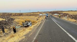 ŞANLIURFA (AA) – Şanlıurfa'nın Siverek ilçesinde şarampole devrilen pikaptaki 2