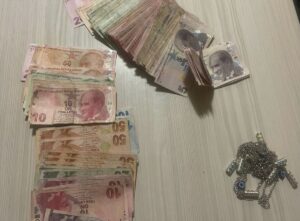 EDİRNE (AA) – Edirne'de Selimiye Camisi çevresinde turistleri rahatsız ederek