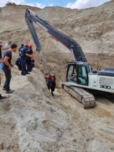 İSTANBUL (AA) – Silivri'de kum ocağında göçük altında kalan işçinin