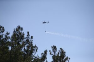 - Helikopterler sabahın ilk ışıklarıyla yangını söndürmek için çalışmalarına tekrar