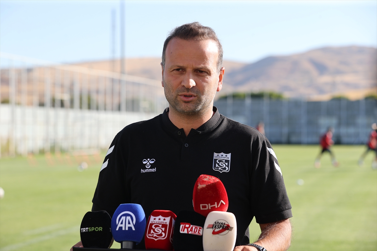 Sivasspor Teknik Direktörü Korkmaz taraftardan zaman istedi:
