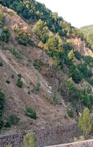 SİVAS (AA) – Sivas'ın Suşehri ilçesinde fındık işçilerini taşıyan minibüsün