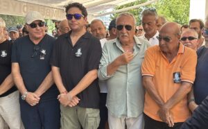 - Cenaze törenine sanat, spor, basın, siyaset ve iş dünyasından