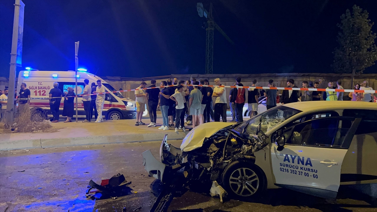 Sultanbeyli'de servis minibüsü ile otomobilin çarpıştığı kazada 10 kişi yaralandı