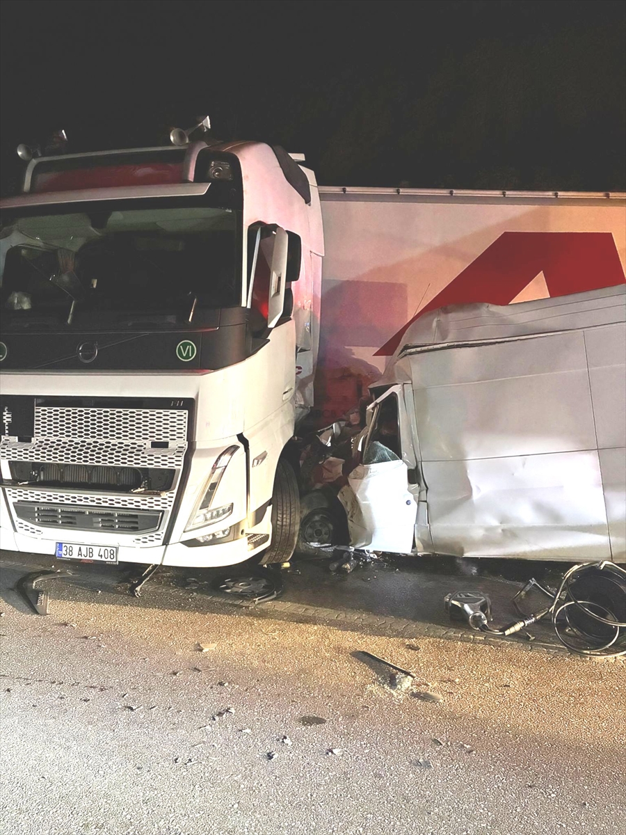TAG Otoyolu'nda tırla minibüsün çarpışması sonucu 1 kişi öldü, 1 kişi yaralandı