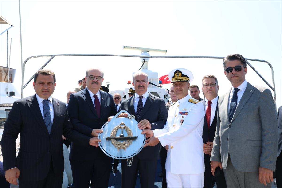 “TCG Dumlupınar” şehitleri Çanakkale Boğazı'nda saygı dalışı ile anıldı