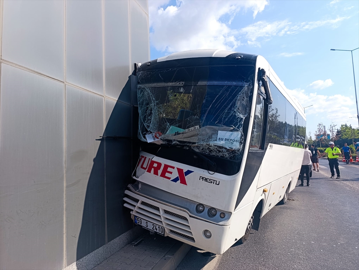 Tekirdağ’da OSB giriş takına çarpan işçi servisindeki 19 kişi yaralandı