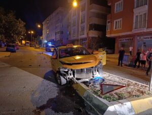 TEKİRDAĞ (AA) – Tekirdağ'ın Çerkezköy ilçesinde gasbettikleri taksiyle kaza yapan