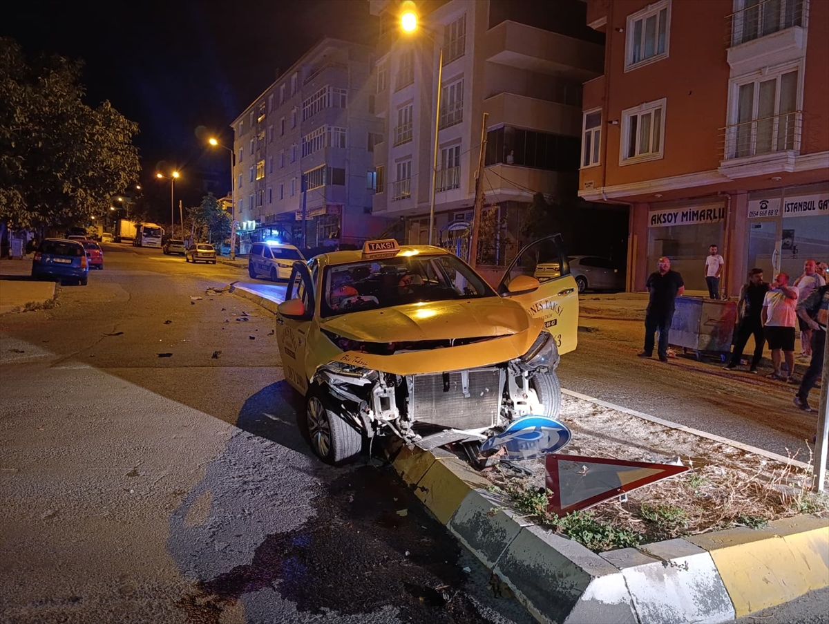 Tekirdağ'da sürücüsünü darbedip gasbettikleri taksiyle kaza yapan iki şüpheli tutuklandı