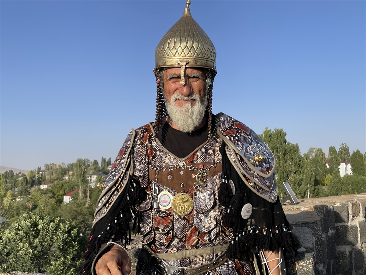 Temsili savaş kostümü giyerek Malazgirt ruhunu yaşatıyor