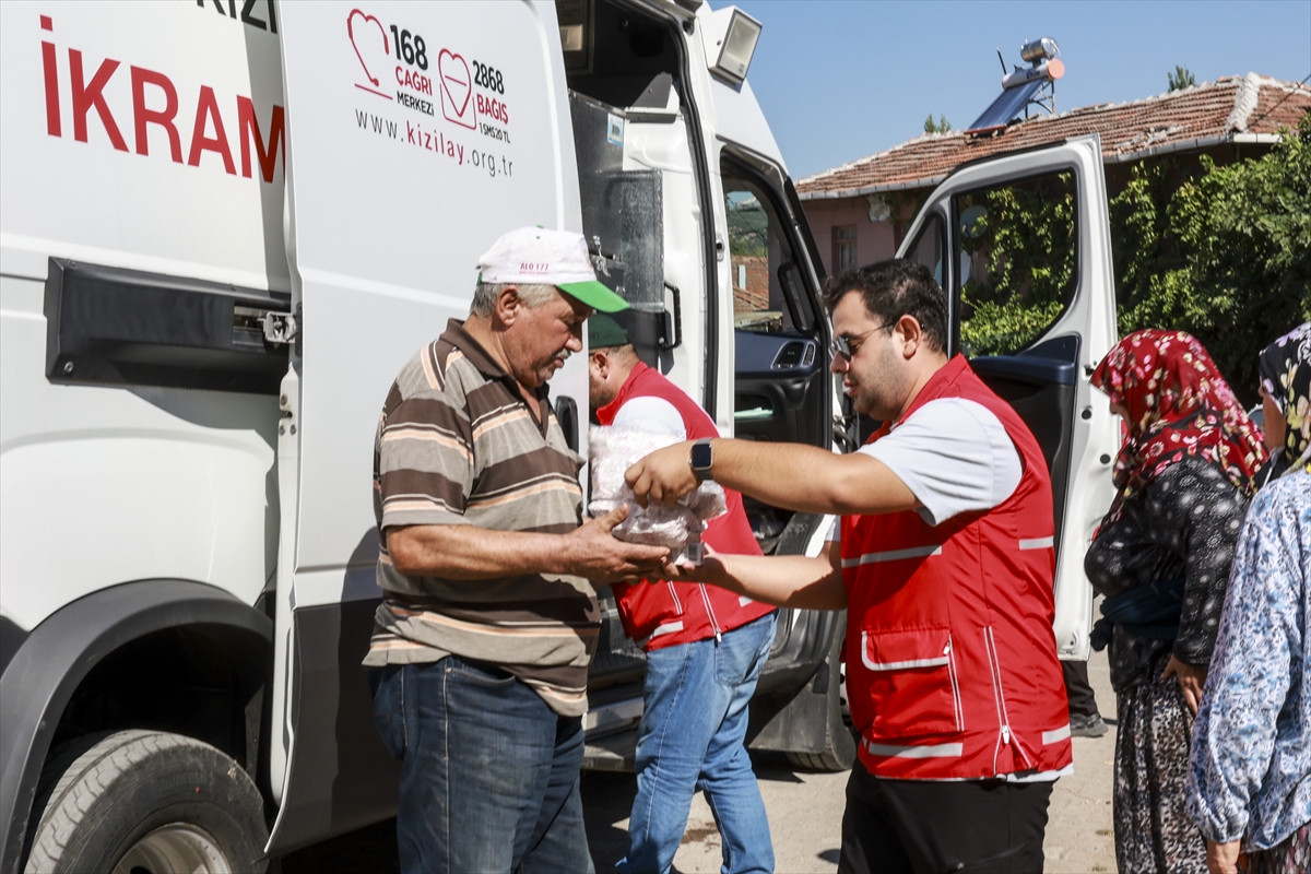 Türk Kızılay afetin yaşandığı Sındırgı'da depremzedelere üç öğün yemek dağıtıyor