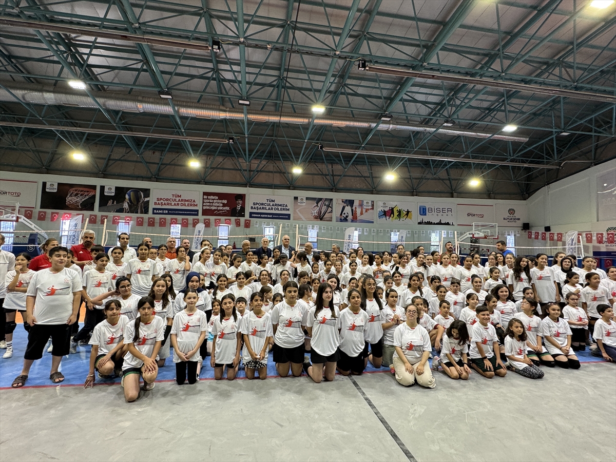 TVF Başkanı Üstündağ, Malatya'da çocukların voleybol antrenmanını izledi