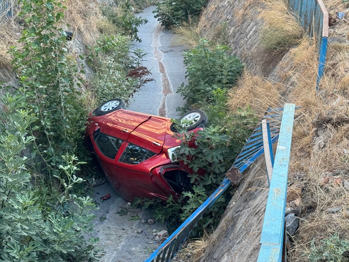 Ümraniye'de kaza sonrası dereye düşen otomobilin sürücüsü yaralandı