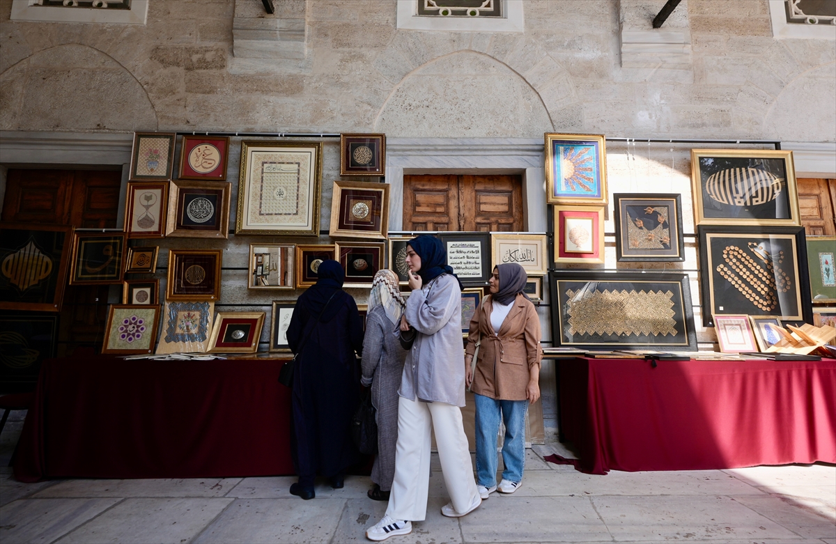 Üsküdar Valide-i Cedid Camisi'nin avlusu sanat galerisine dönüştü