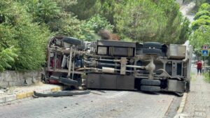 İSTANBUL (AA) – Üsküdar'da yokuş aşağı indiği sırada devrilen yakıt
