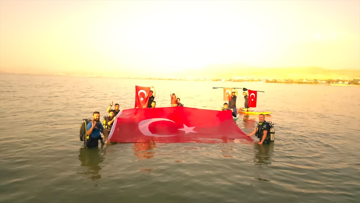 Van Gölü'nde Türk bayrağı açarak 30 Ağustos'u kutladılar