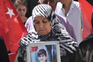 VAN (AA) – Van'da çocukları dağa kaçırılan aileler, DEM Parti