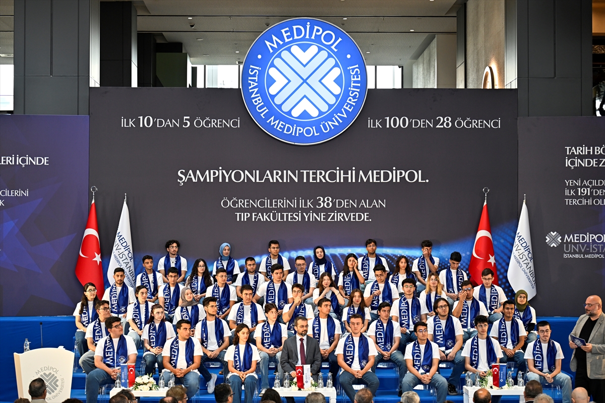 YKS'de dereceye giren 33 öğrenci İstanbul Medipol Üniversitesine yerleşti