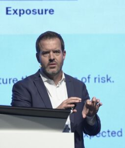 - Zirvenin son oturumlarında sigortacılık sektöründe iklim ve afet tartışılırken,