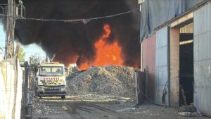 ADANA (AA) – Adana'da, geri dönüşüm fabrikasında çıkan yangına itfaiye