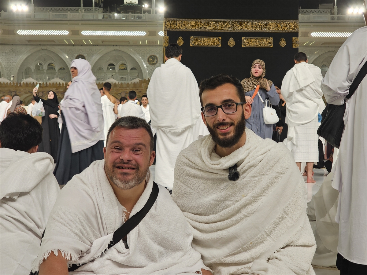 Adana'da görevli imam, Down sendromlu Yavuz'un umre hayalini gerçeğe dönüştürdü