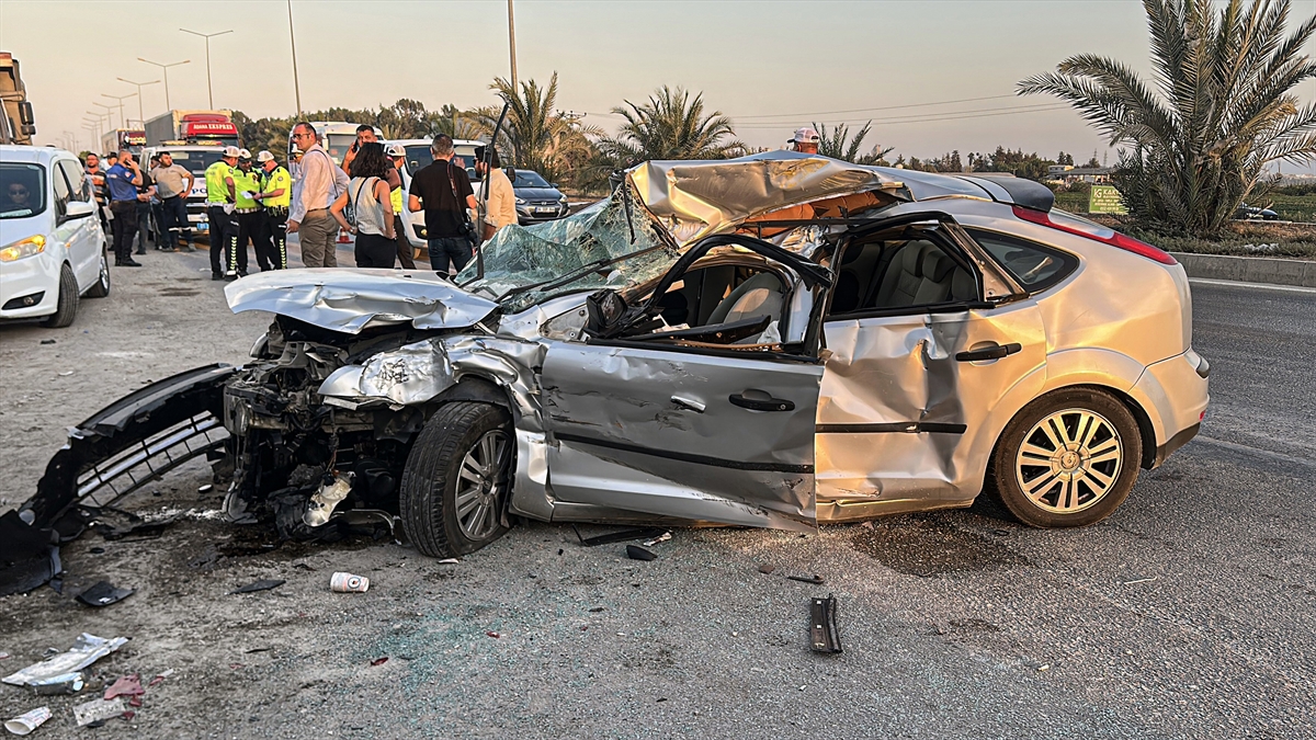 Adana'da kamyona çarpan otomobildeki 2 kişi öldü, 1 kişi yaralandı