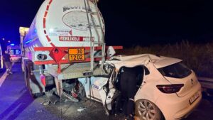 ADANA (AA) – Adana’da otomobilin otoyolda park halinde bulunan tankere