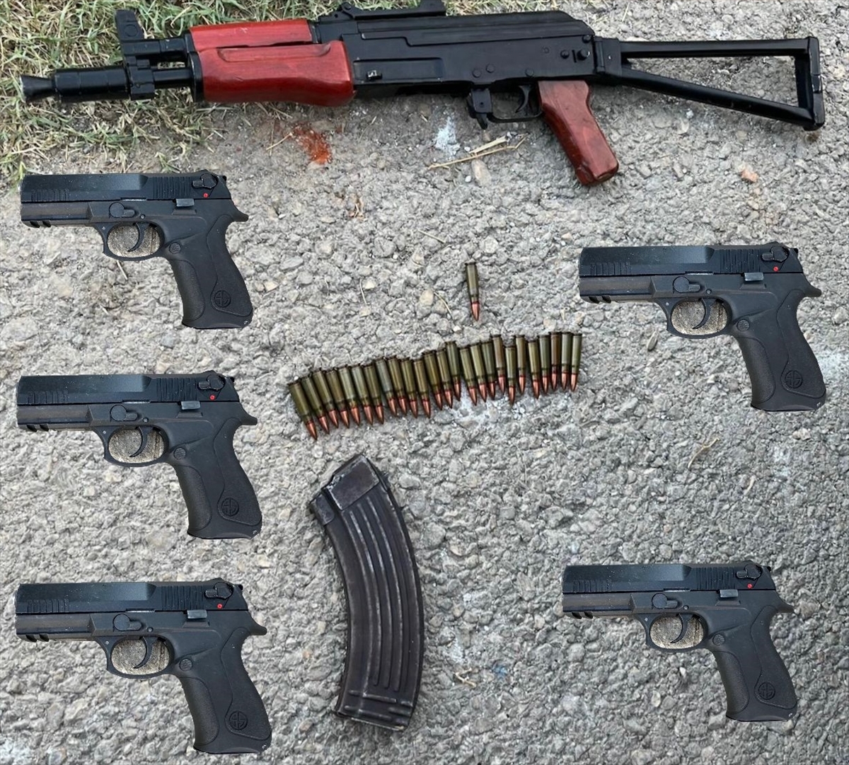Adana'da polisten kaçarken bisikletli çocuğa çarpan hafif ticari araçtaki 2 şüpheli yakalandı