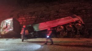 ADANA (AA) – Adana'nın Karaisalı ilçesinde kamyonun şarampole devrilmesi sonucu