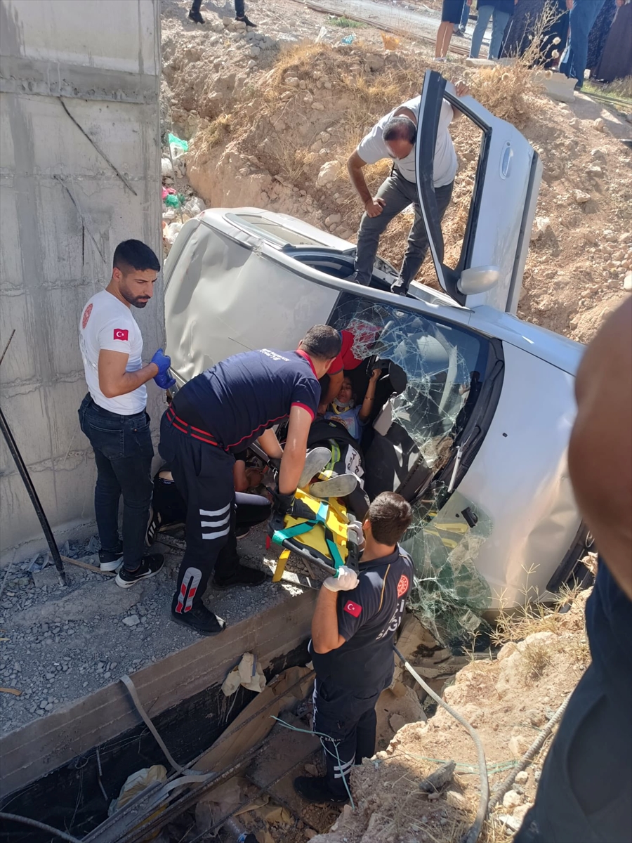 Adıyaman'da inşaat boşluğuna düşen otomobilin sürücüsü yaralandı