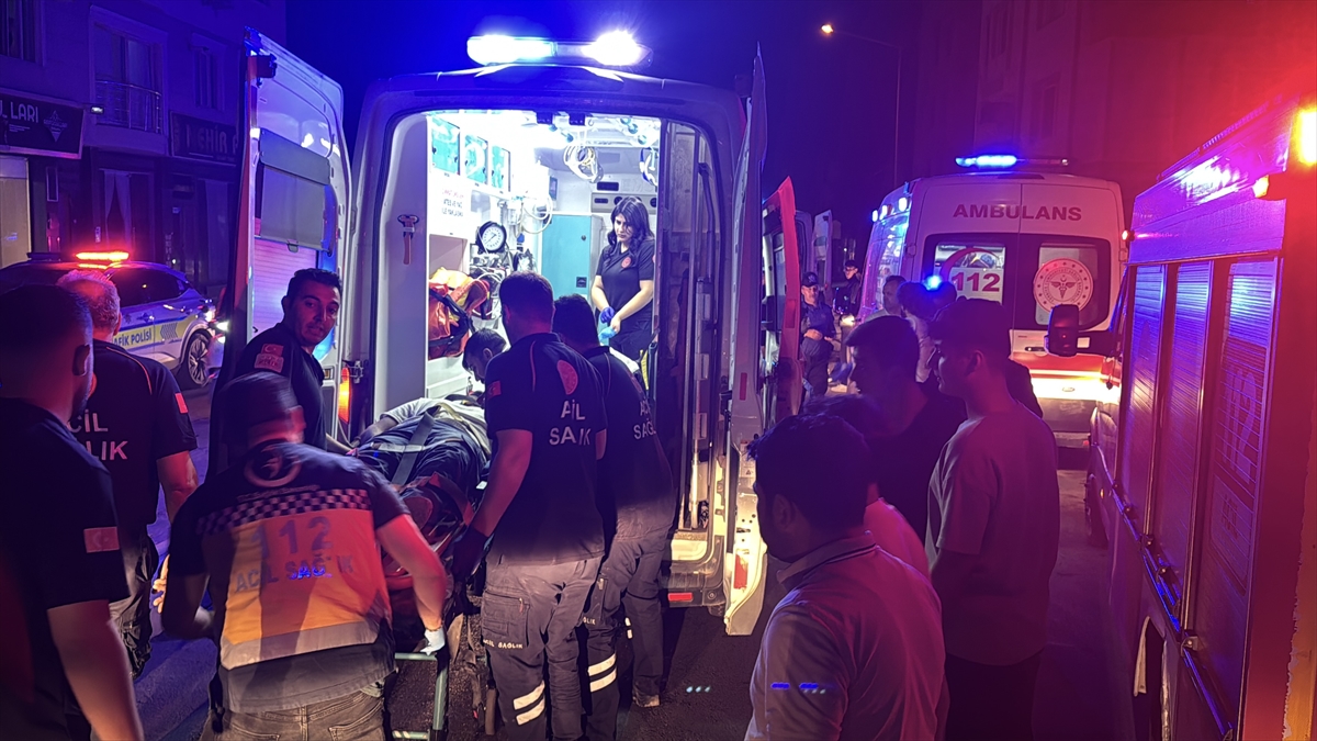 Adıyaman'da inşaat temeline devrilen araçtaki 4 kişi yaralandı