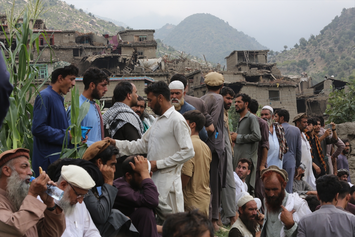 GÜNCELLEME 2- Afganistan'da meydana gelen 6 büyüklüğündeki depremde 800'den fazla kişi yaşamını yitirdi