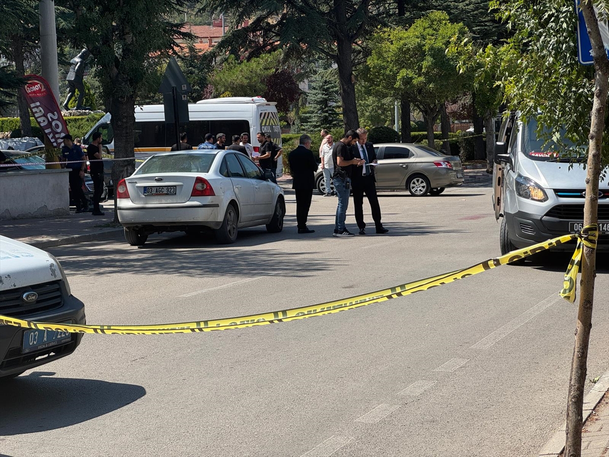 Afyonkarahisar'da bir kişi, boşanma aşamasındaki eşi ile kayınvalidesi ve baldızını silahla yaraladı