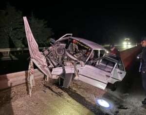 AFYONKARAHİSAR (AA) – Afyonkarahisar'ın Sinanpaşa ilçesinde refüje çarpan otomobildeki 5'i