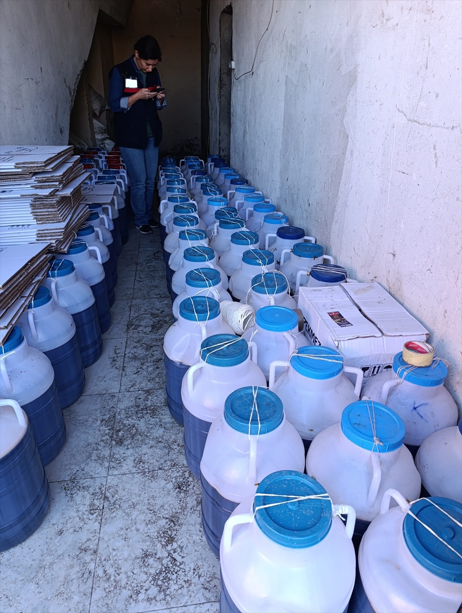 Ağrı'da 5 ton 709 kilogram etiketsiz pekmez ele geçirildi