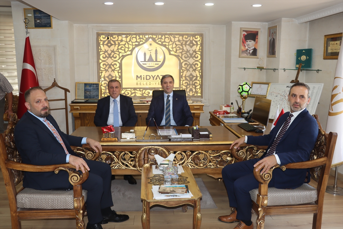 AK Parti Genel Başkan Yardımcısı Sırakaya, Mardin'in Midyat ilçesinde ziyaretlerde bulundu
