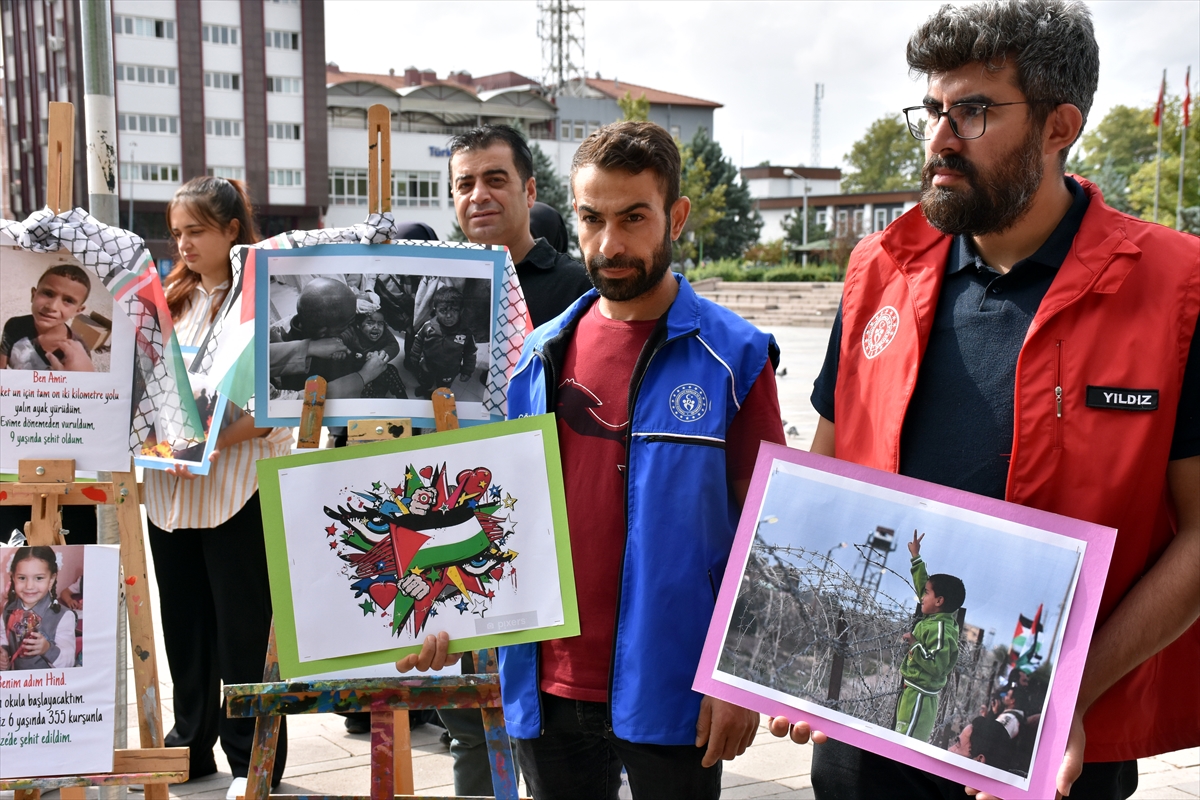 AK Parti'li gençler okulların açıldığı gün Gazze'de öldürülen çocukları unutmadı