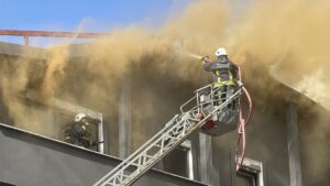 - İnşaatta çalışan işçiler, dumandan etkilenmemek için balkonda bekledi