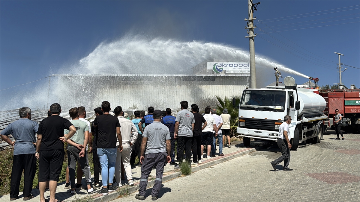 Alanya'da otel malzemeleri ve kimyasalların bulunduğu depoda yangın çıktı