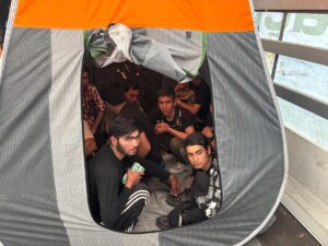 AMASYA (AA) – Amasya'da, polis ekiplerince durdurulan tırda 17 düzensiz