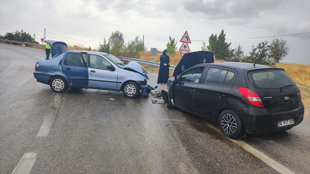 Ankara'da çarpışan iki otomobildeki 6 kişi yaralandı